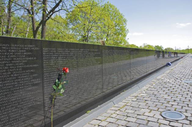 https://www.verywellmind.com/thmb/OAsUBHgHp_eS-SdmJ7PcI8sHyq8=/3871x2572/filters:fill(ABEAC3,1)/single-long-stemmed-red-rose-left-atop-names-inscribed-in-vietnam-veteran-s-memorial-washington-dc-usa-128088106-58a4c8a03df78c345b93cad8.jpg